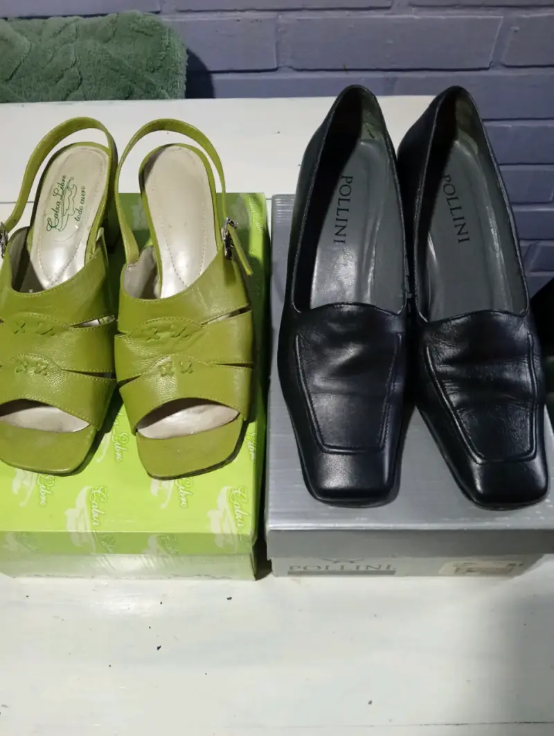 Zapatos de cuero negro Pollini y sandalias verdes - 3