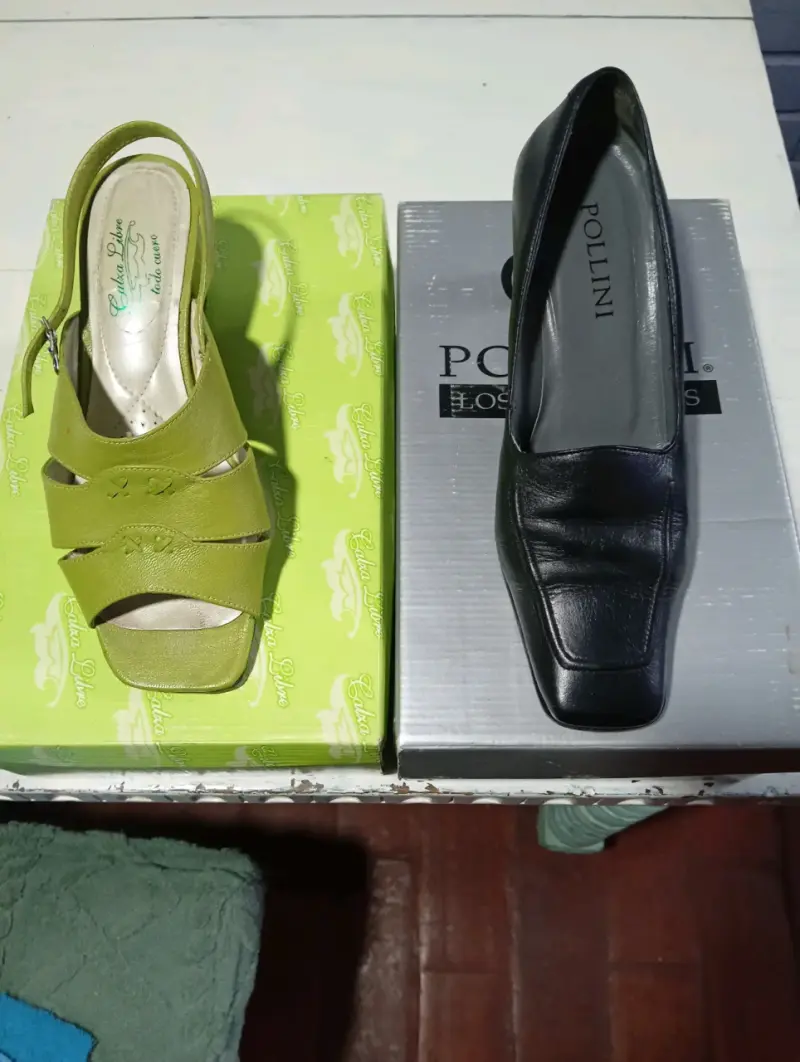 Zapatos de cuero negro Pollini y sandalias verdes - 5