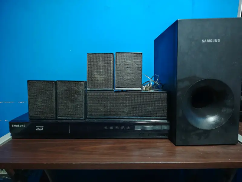 Sistema de sonido Samsung HT-H4500R con subwoofer - 2