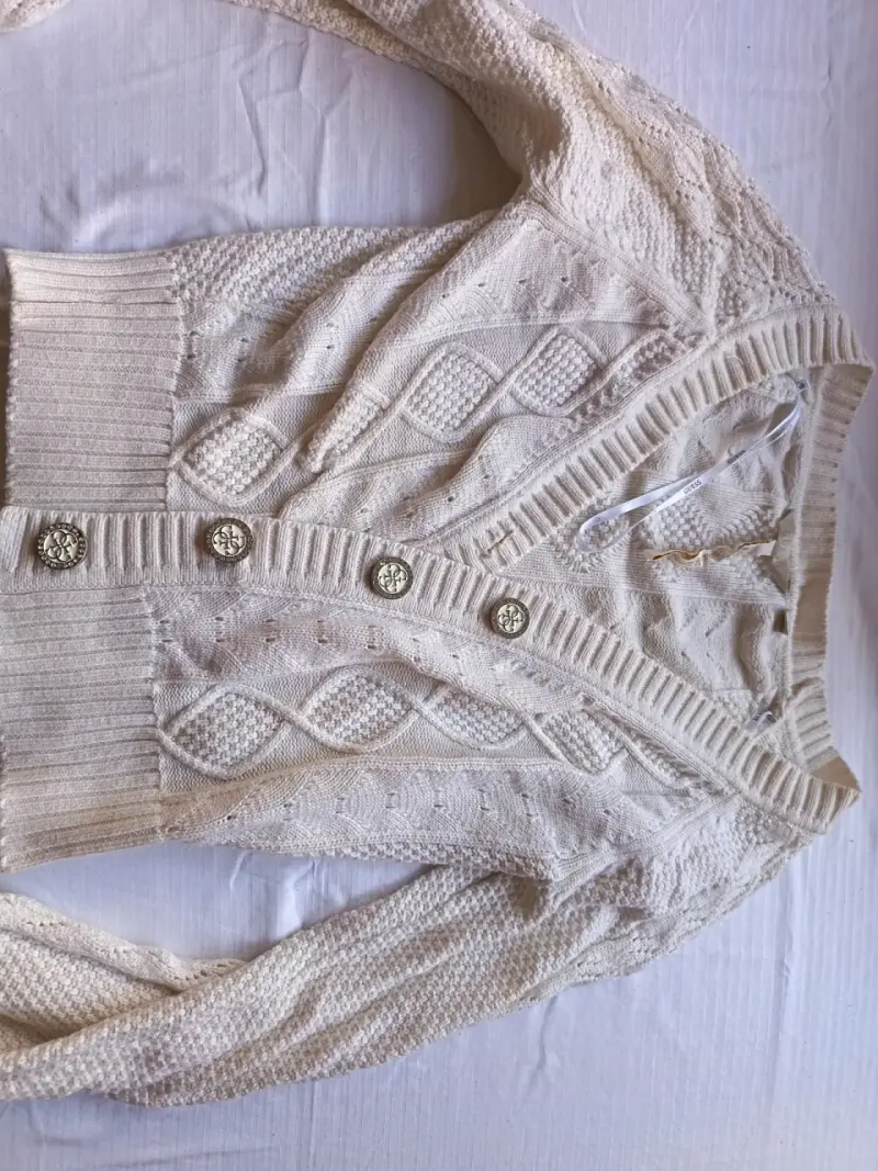 Chaleco de punto beige con botones decorativos - 2