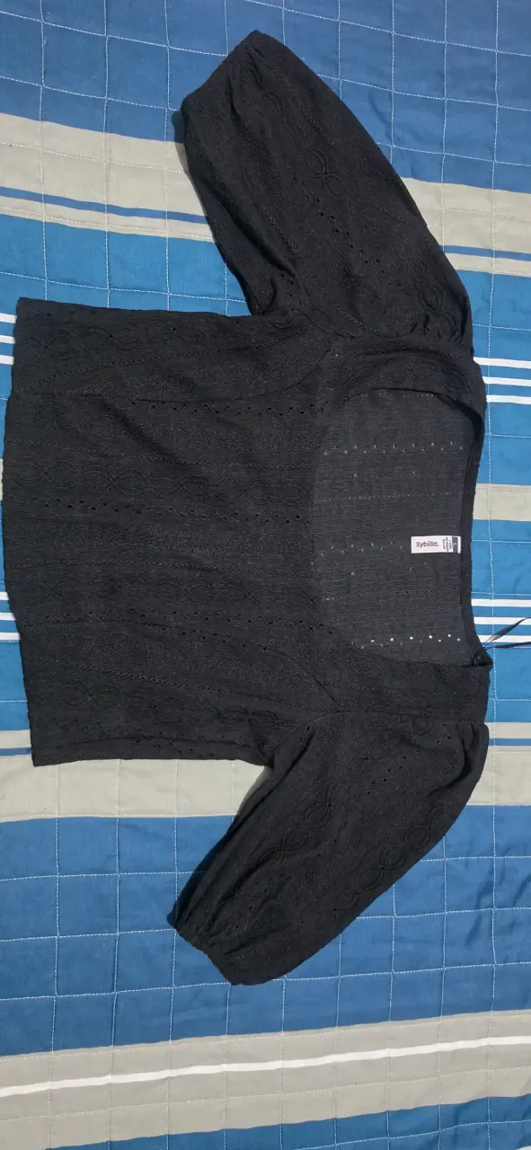 Blusa negra de encaje Sybilla