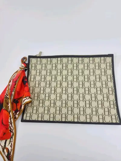 Clutch de tela con logo CH y pañuelo decorativo - miniatura 1