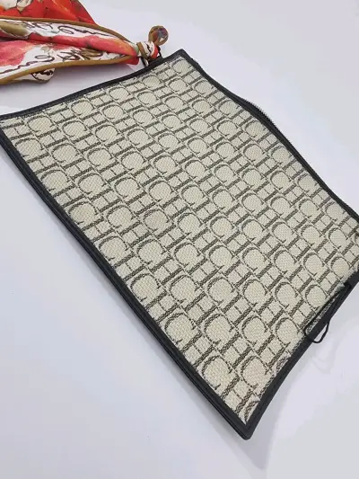 Clutch de tela con logo CH y pañuelo decorativo - miniatura 2
