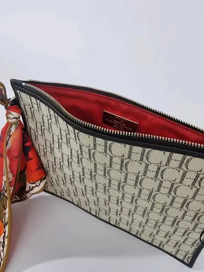 Clutch de tela con logo CH y pañuelo decorativo - miniatura 3