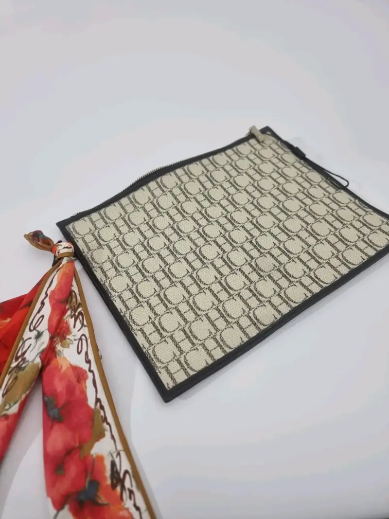 Clutch de tela con logo CH y pañuelo decorativo - 4