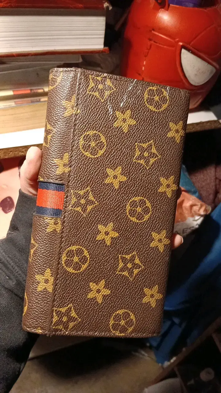 Cartera de mano marrón con diseño floral - 2