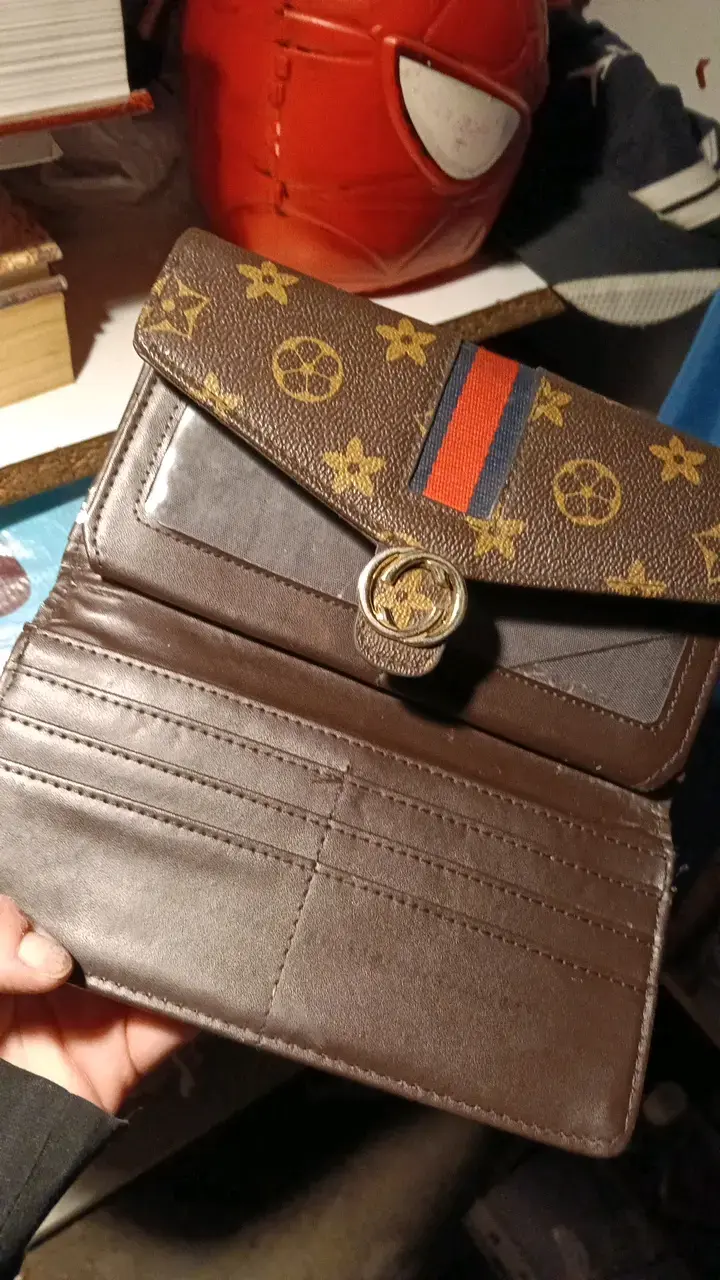 Cartera de mano marrón con diseño floral - 3