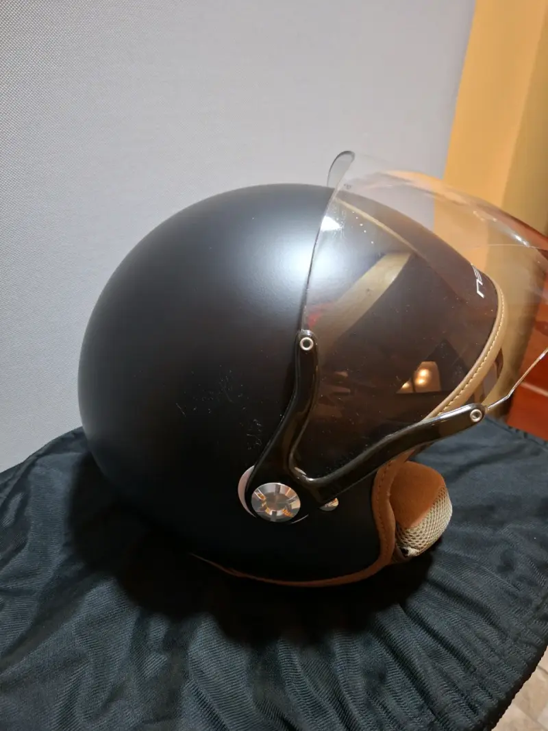 Casco de moto negro con visera - 1