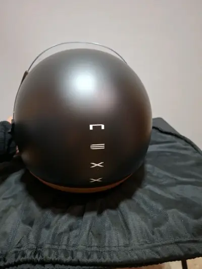 Casco de moto negro con visera - miniatura 4