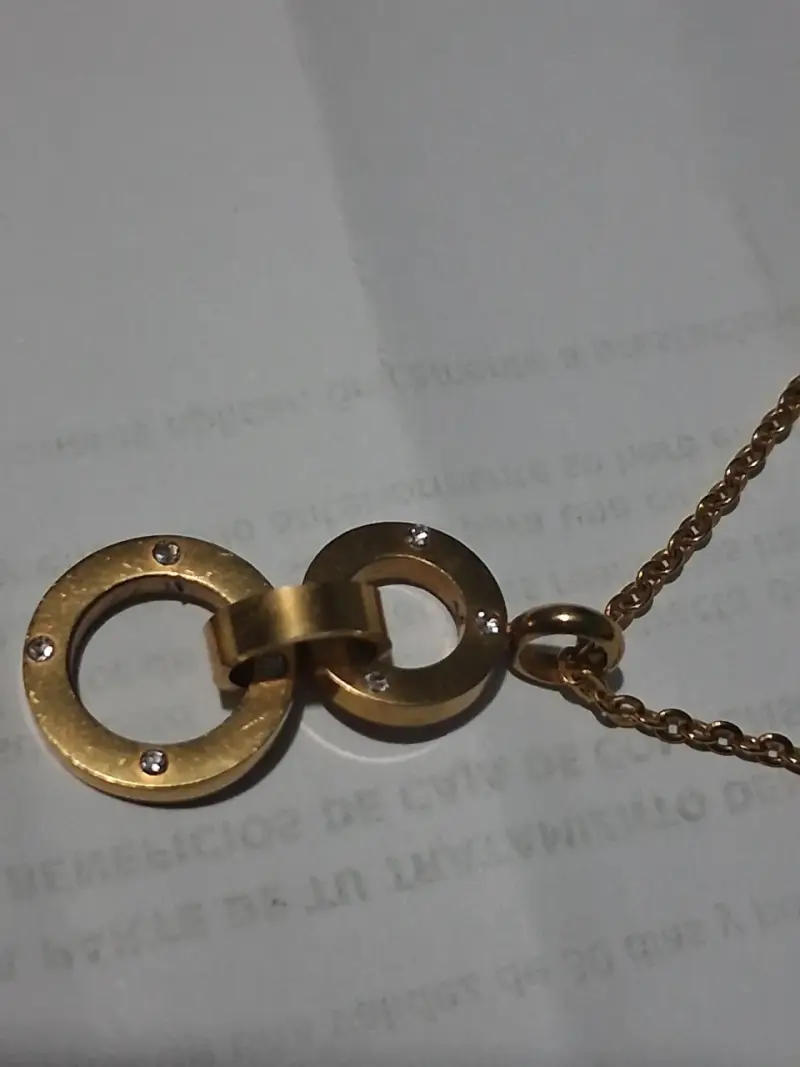 Collar de cadena dorada con colgante circular - 2