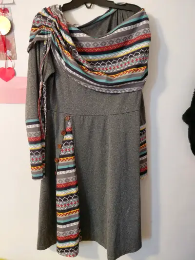 Vestido de invierno gris con estampado étnico - miniatura 1