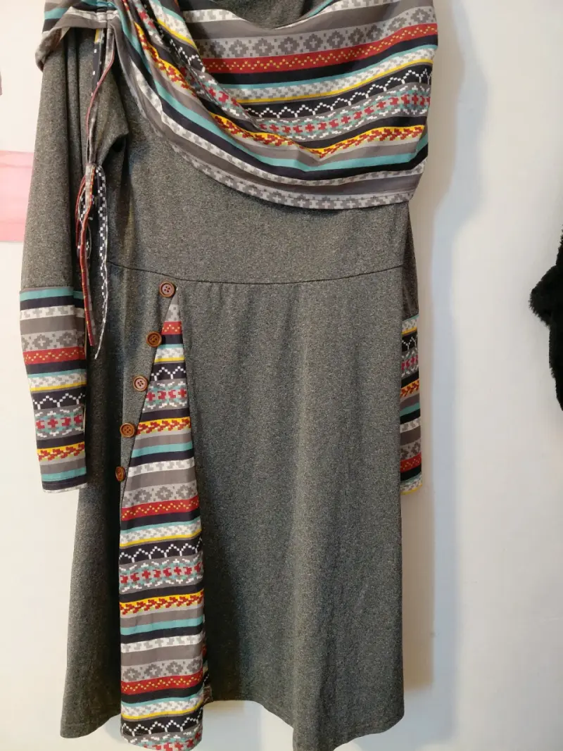 Vestido de invierno gris con estampado étnico - 2