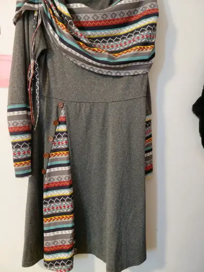 Vestido de invierno gris con estampado étnico - miniatura 2