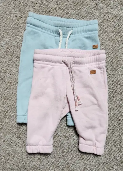 Conjunto de pantalones para bebé en colores pastel - miniatura 2