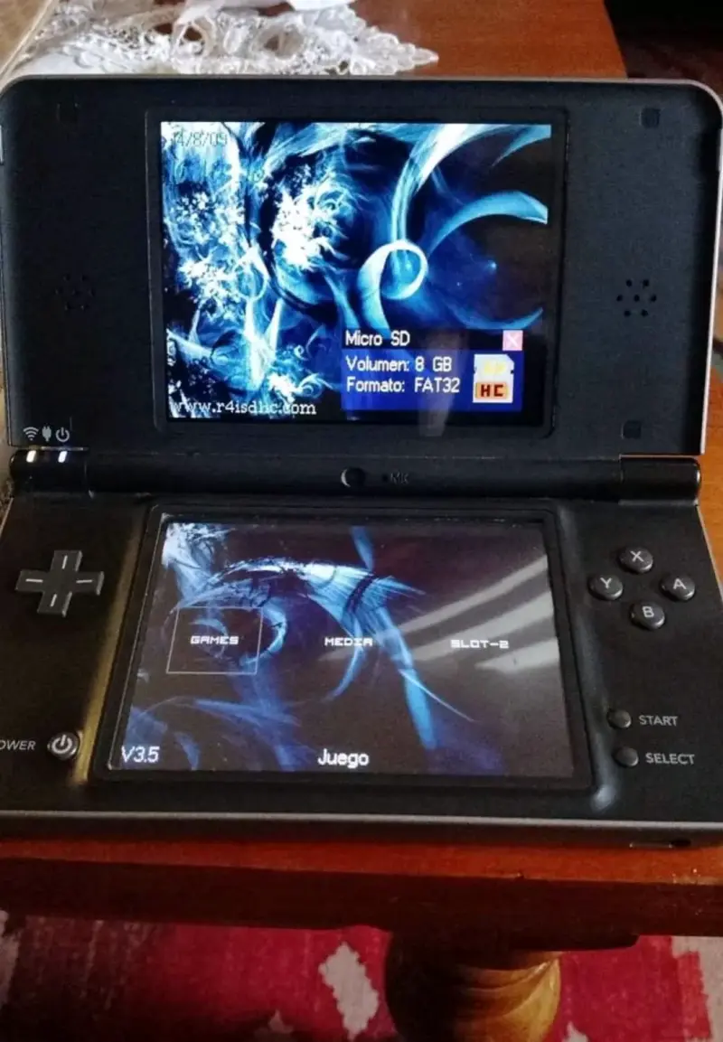 Consola Nintendo DSi XL con R4 y cargador - 2