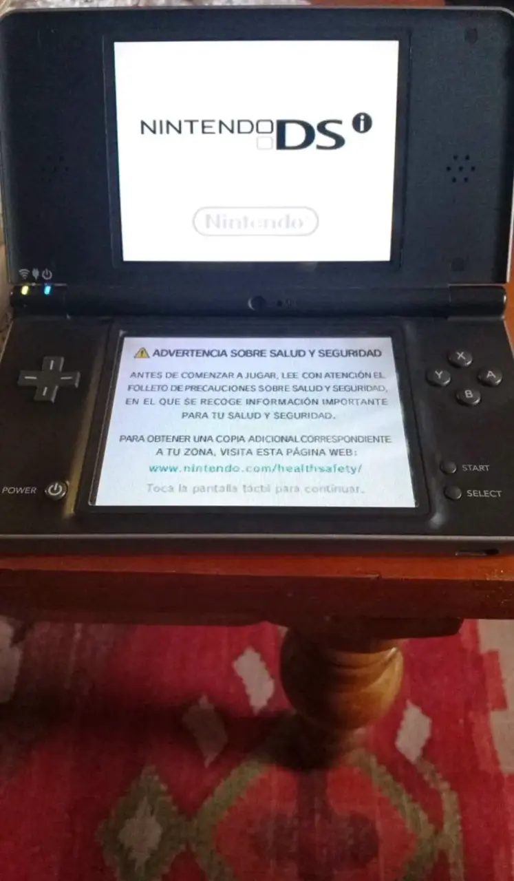 Consola Nintendo DSi XL con R4 y cargador - 3