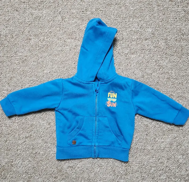 Conjunto de polerones y suéter para niños