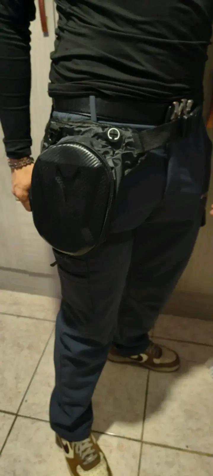 Muslera táctica negra con diseño moderno - 1