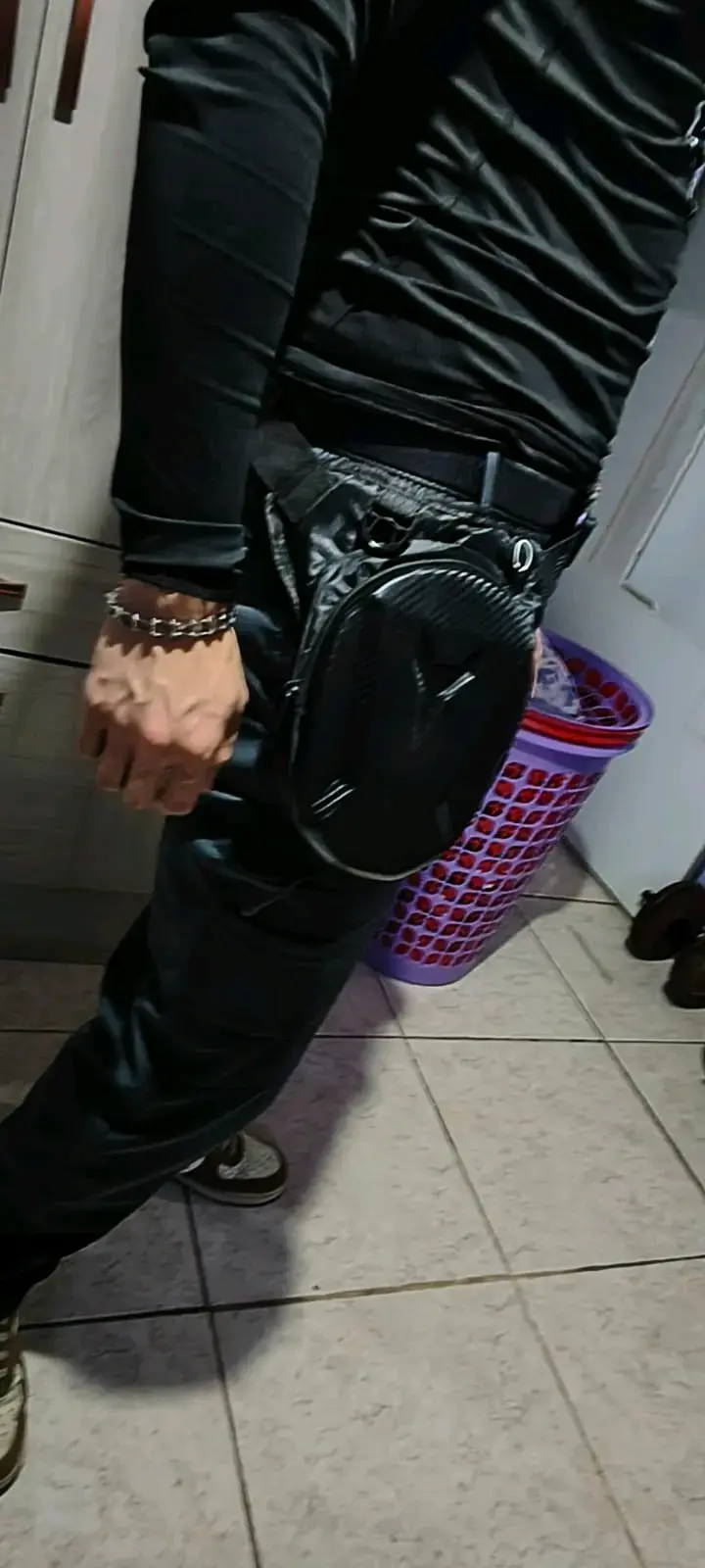Muslera táctica negra con diseño moderno - 2