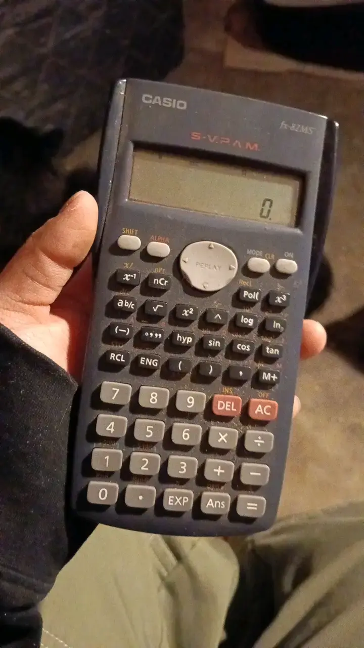 Calculadora científica Casio FX-82MS usada - 1
