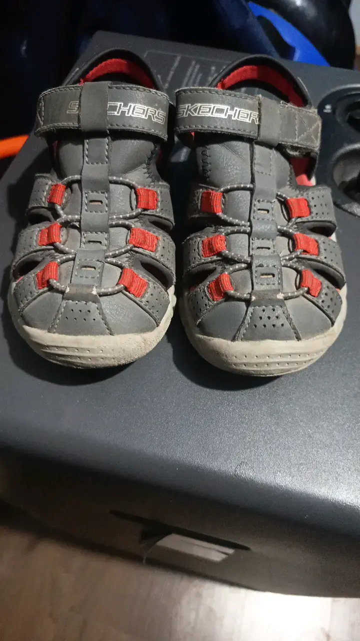 Sandalias para niños Skechers grises y rojas - 1