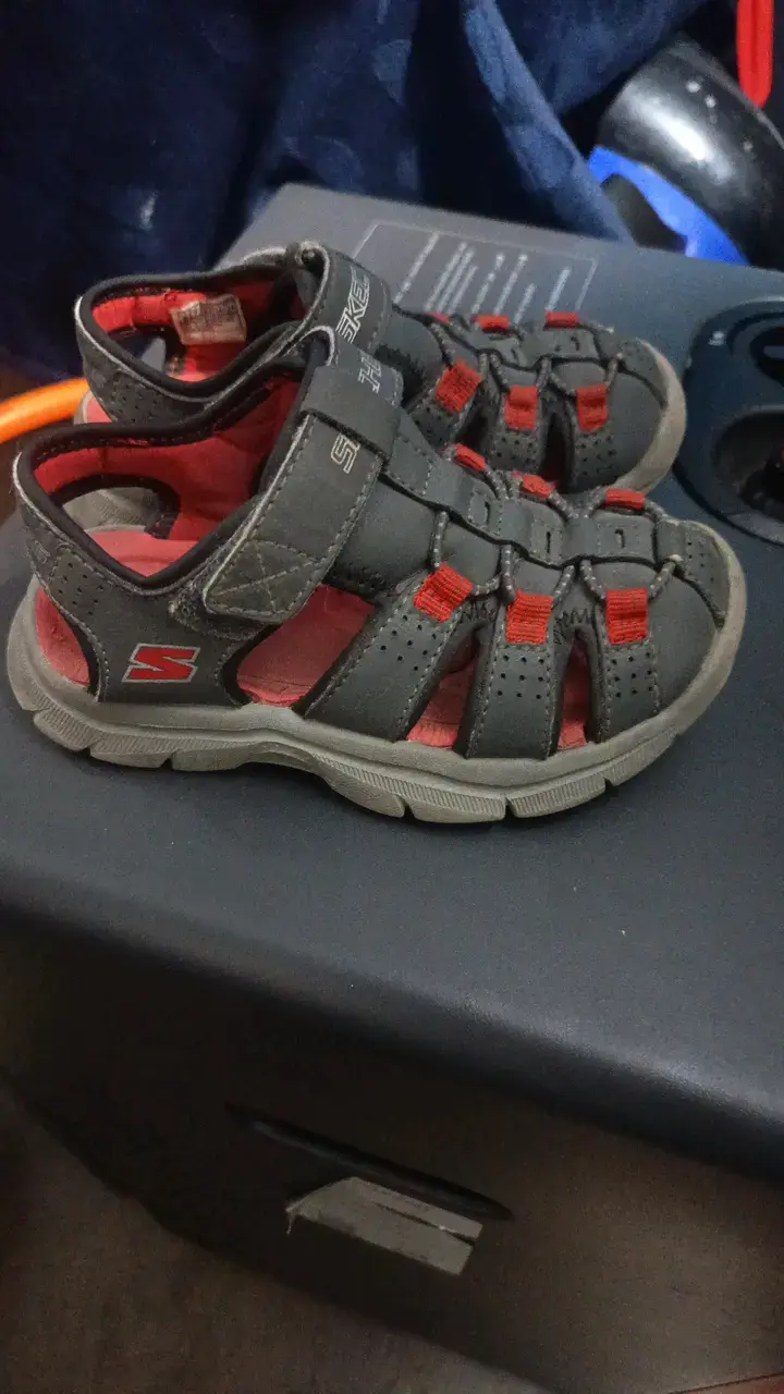 Sandalias para niños Skechers grises y rojas - 2