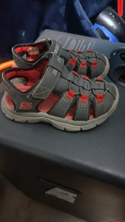 Sandalias para niños Skechers grises y rojas - miniatura 2