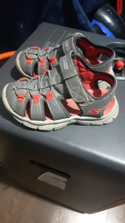 Sandalias para niños Skechers grises y rojas - miniatura 3