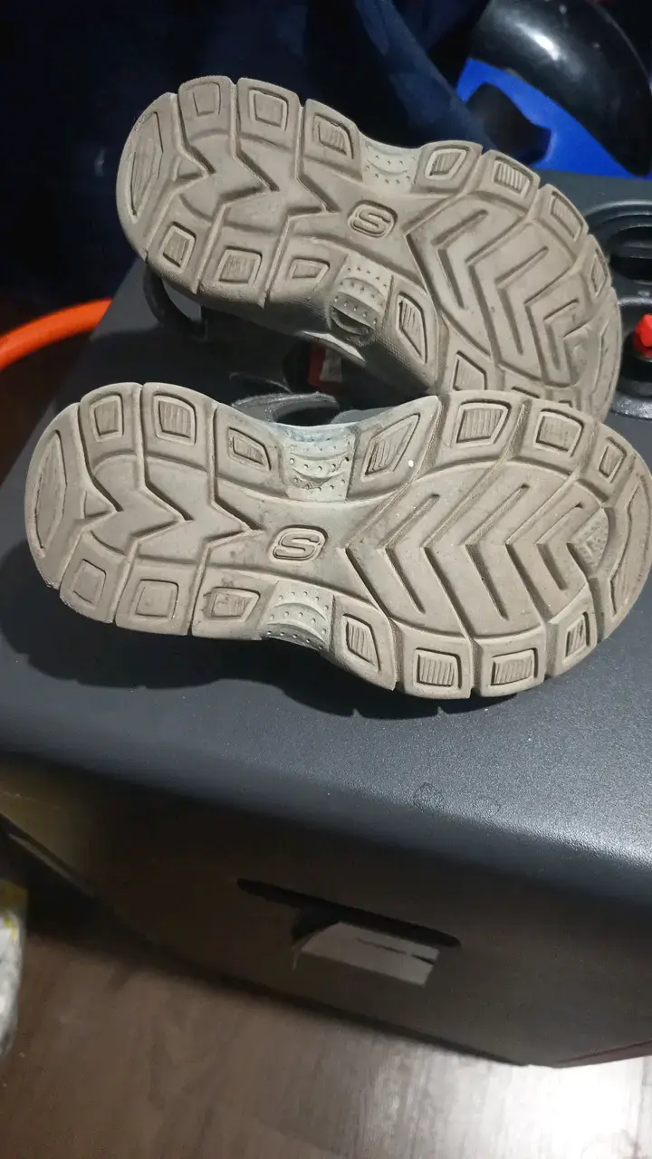 Sandalias para niños Skechers grises y rojas - 4