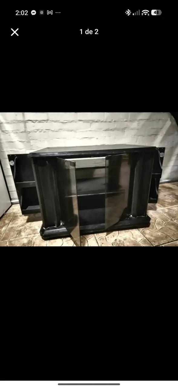 Mueble de TV negro con puertas de vidrio - 1