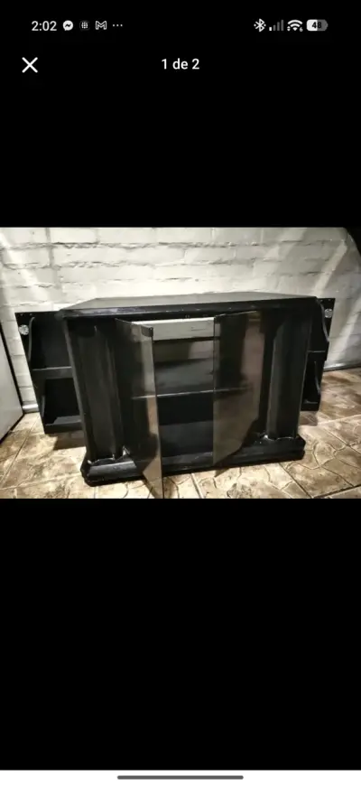 Mueble de TV negro con puertas de vidrio - miniatura 1