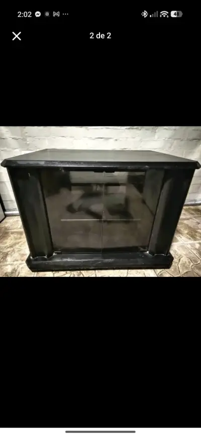 Mueble de TV negro con puertas de vidrio - miniatura 2