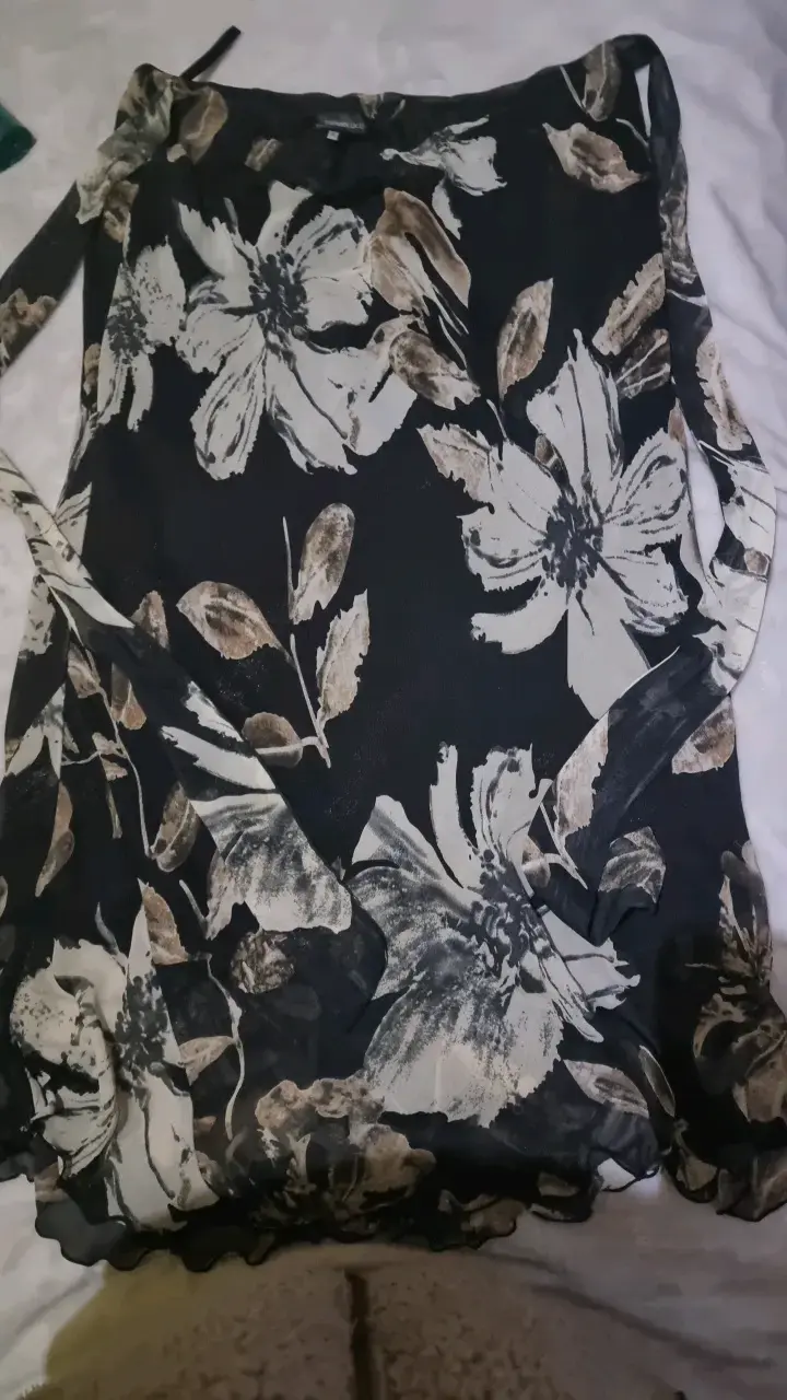 Falda larga con estampado floral en tonos oscuros