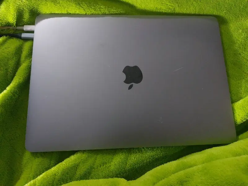 MacBook Pro 2017 con cargador original - 2