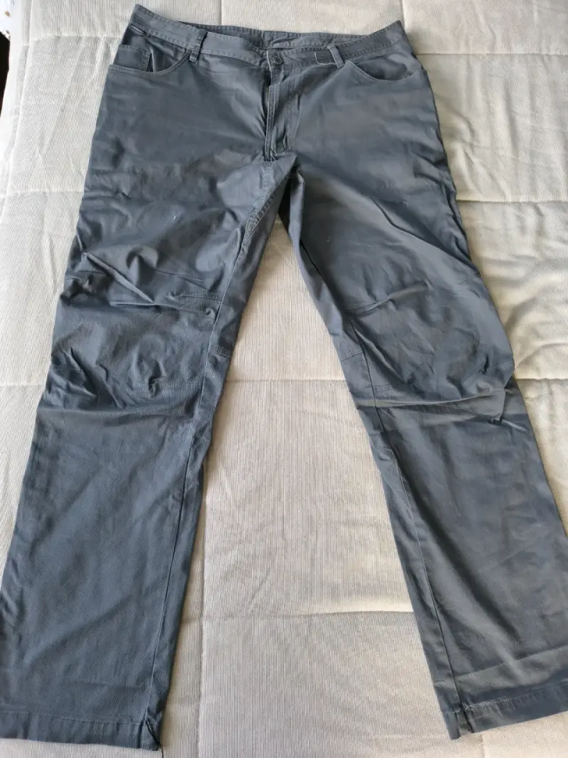 Pantalones cargo grises para hombre en buen estado - 1