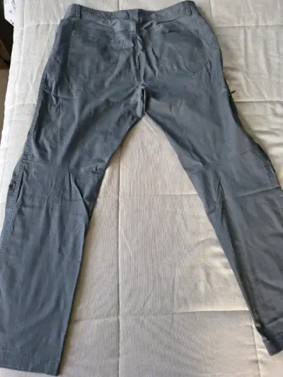 Pantalones cargo grises para hombre en buen estado - miniatura 2