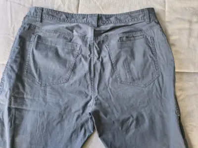 Pantalones cargo grises para hombre en buen estado - miniatura 3