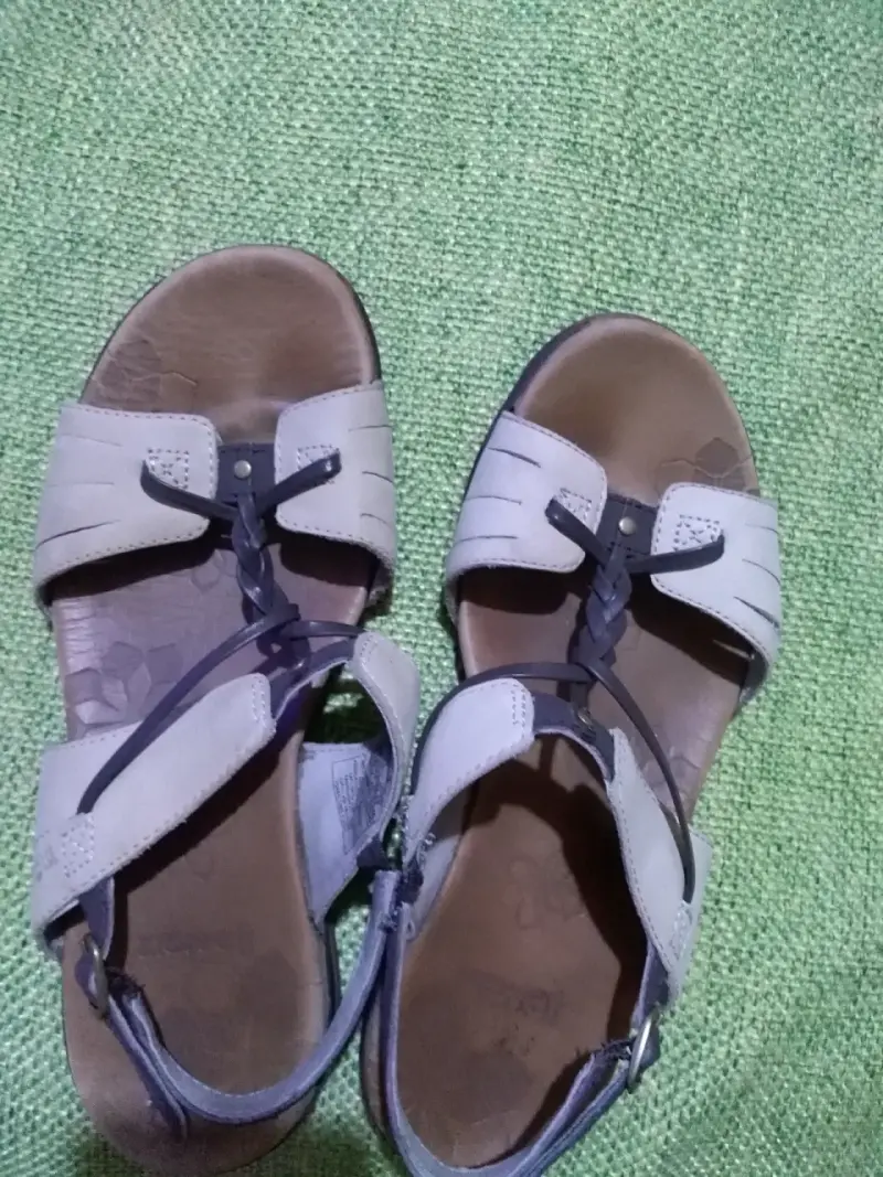 Sandalias de cuero beige para mujer - 1