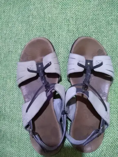 Sandalias de cuero beige para mujer - miniatura 3