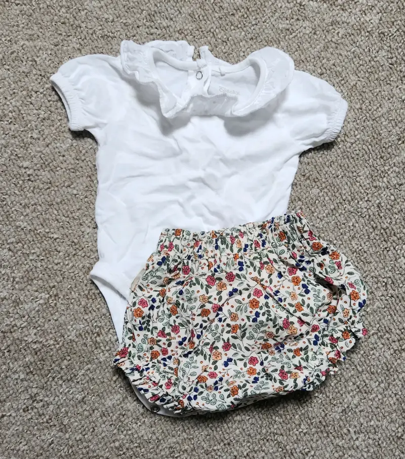 Conjunto de body blanco y short floreado para bebé