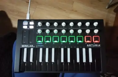 Controlador MIDI Arturia MiniLab MKII - miniatura 2