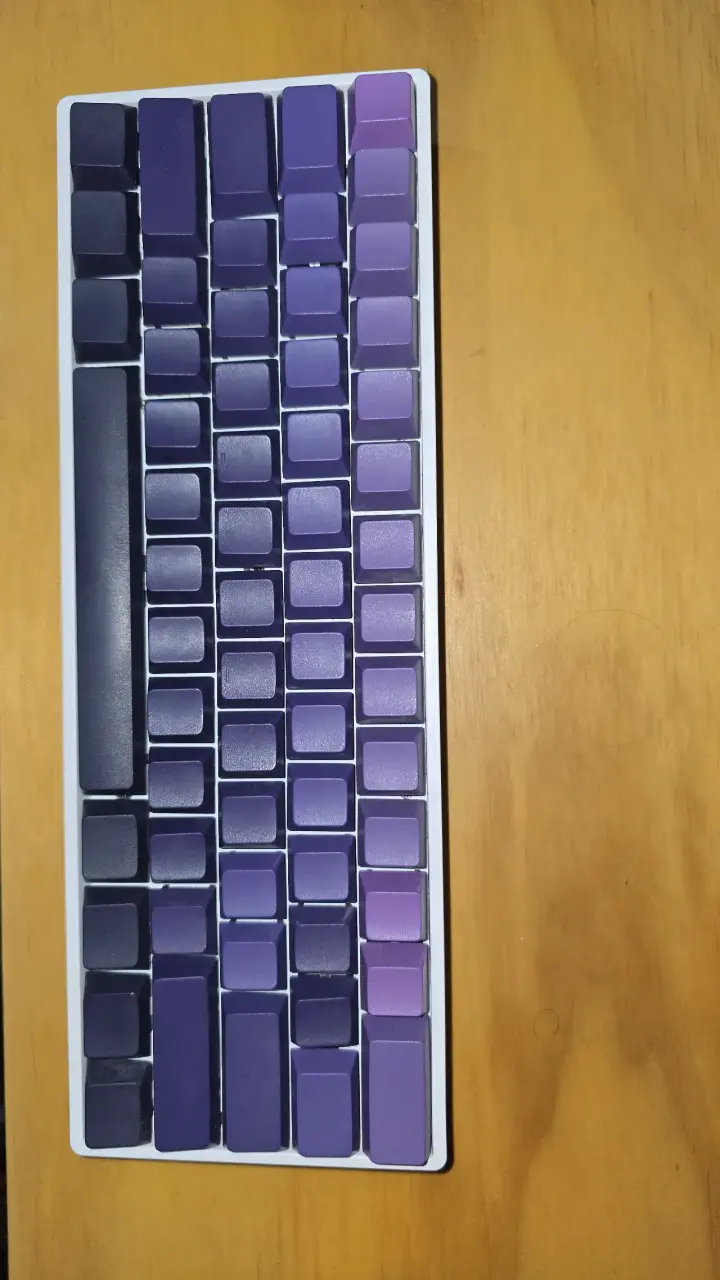 Teclado mecánico RGB con teclas moradas - 1
