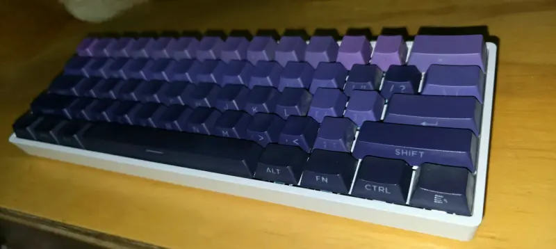 Teclado mecánico RGB con teclas moradas - 2
