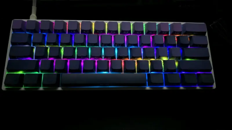 Teclado mecánico RGB con teclas moradas - 3