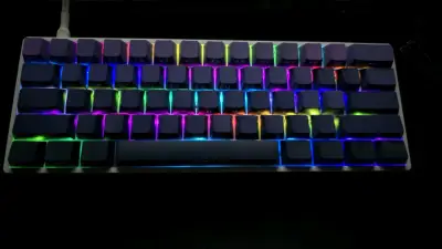 Teclado mecánico RGB con teclas moradas - miniatura 3