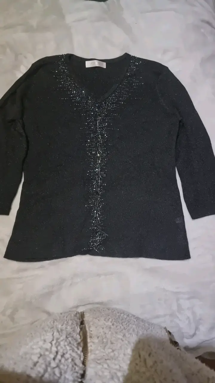 Suéter negro con detalles brillantes
