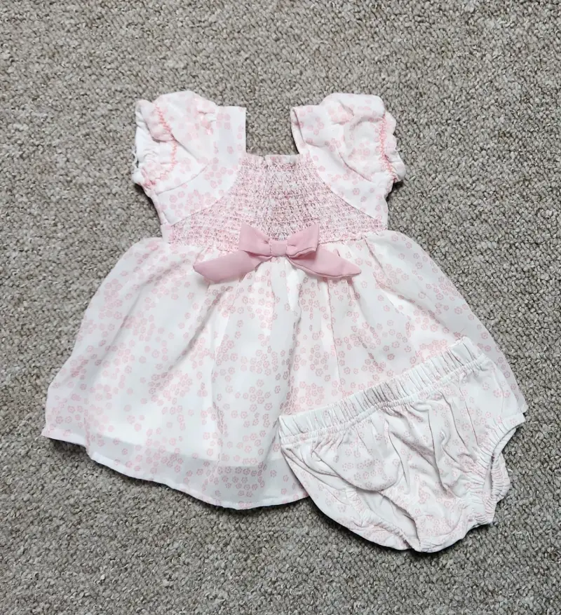 Vestido de bebé con estampado floral y lazo