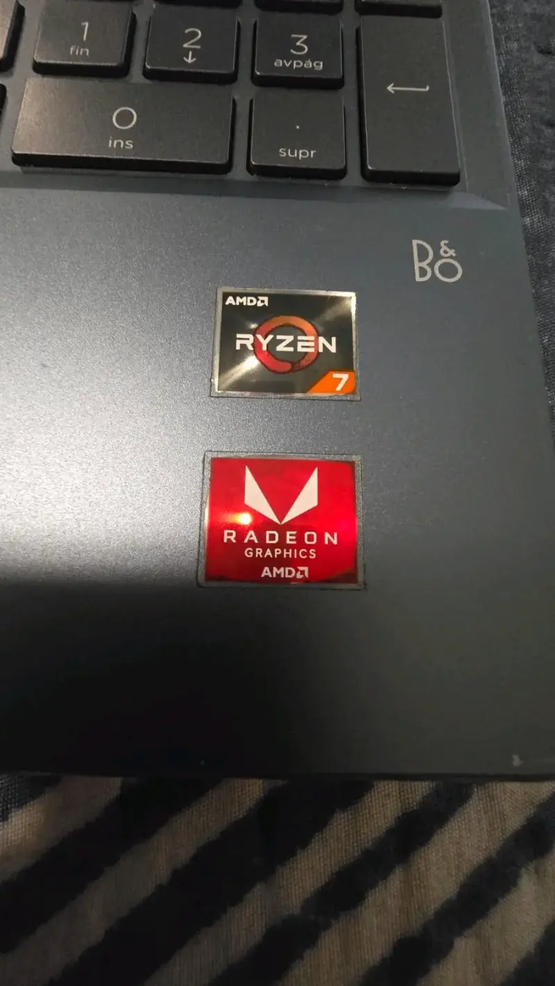 Laptop HP con AMD Ryzen 7 y Radeon Graphics - 1