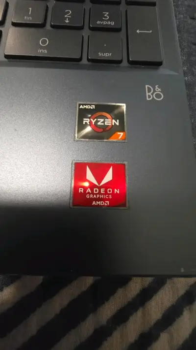 Laptop HP con AMD Ryzen 7 y Radeon Graphics - miniatura 1