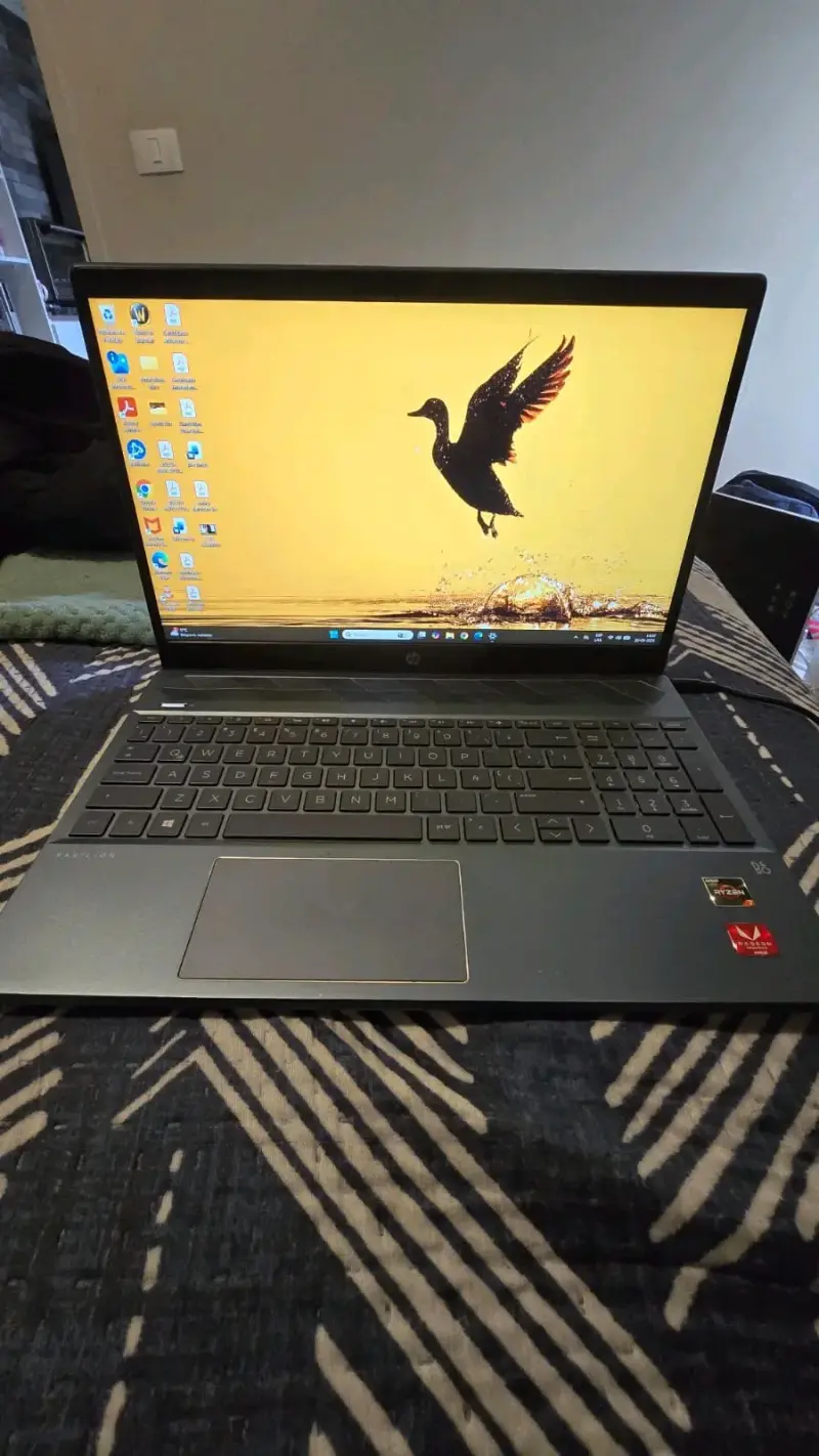 Laptop HP con AMD Ryzen 7 y Radeon Graphics - 3